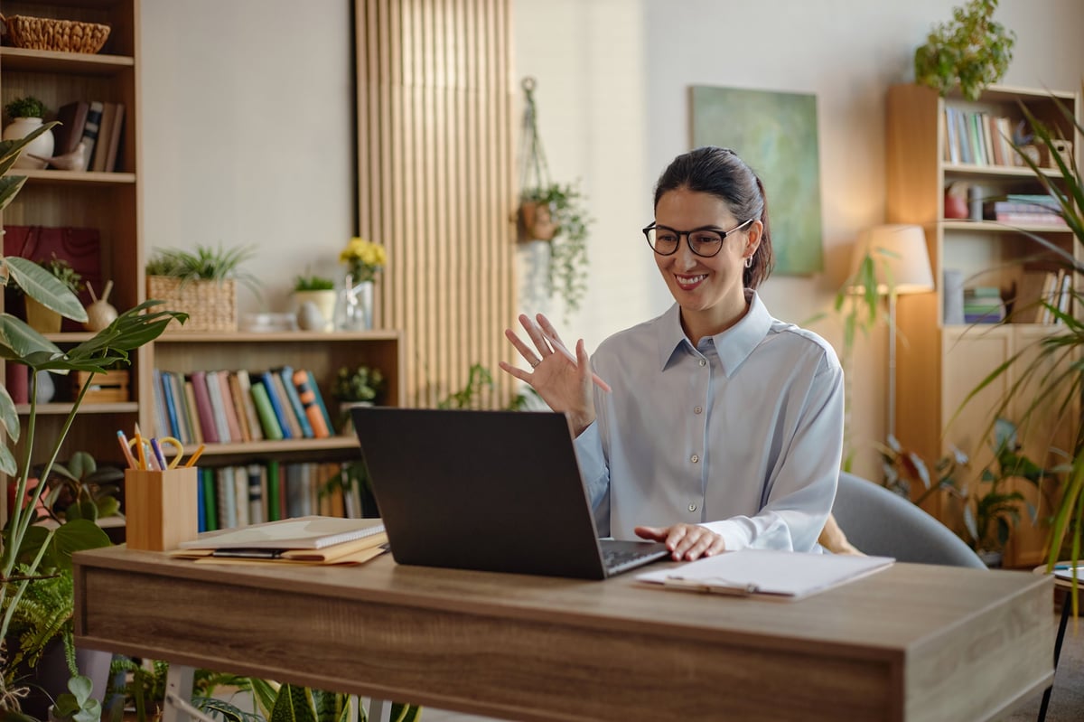 Profesional de salud mental atendiendo videoconsulta con paciente desde su espacio de trabajo